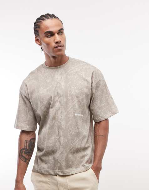 Faded Store – Brązowy T-shirt oversize w drzewny wzór moro z logo na plecach - view 1