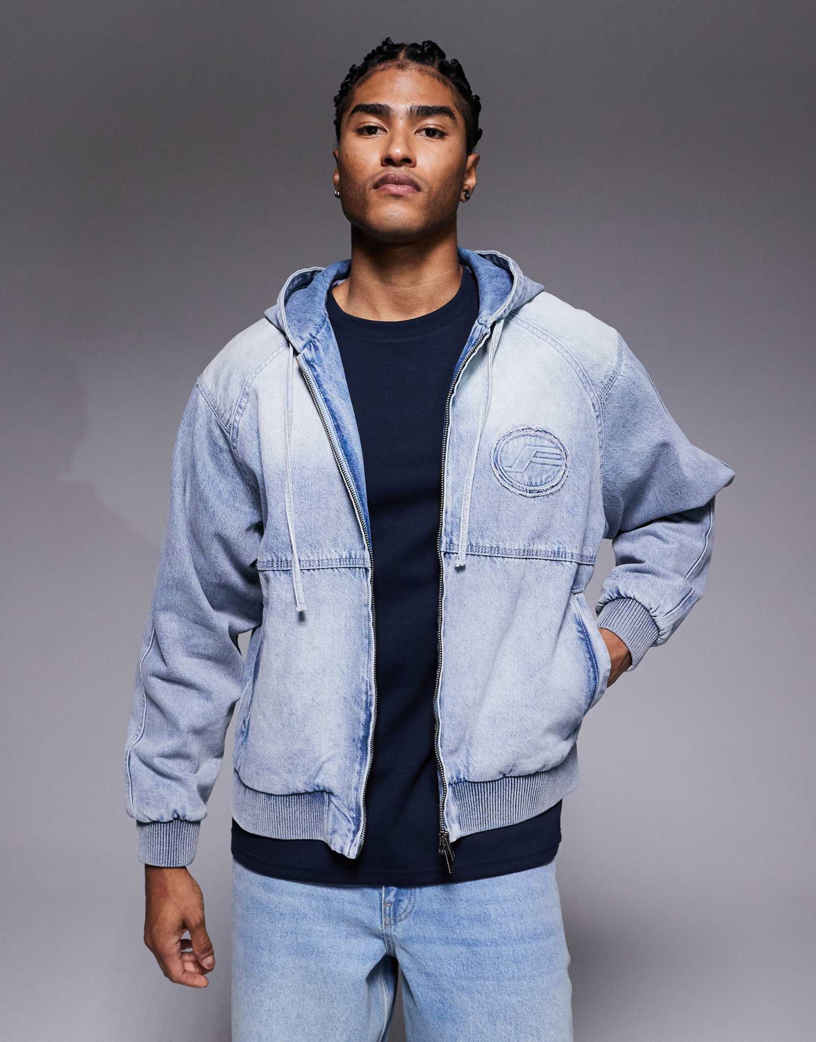 Выцветшая джинсовая куртка с капюшоном на подкладке из магазина синего цвета