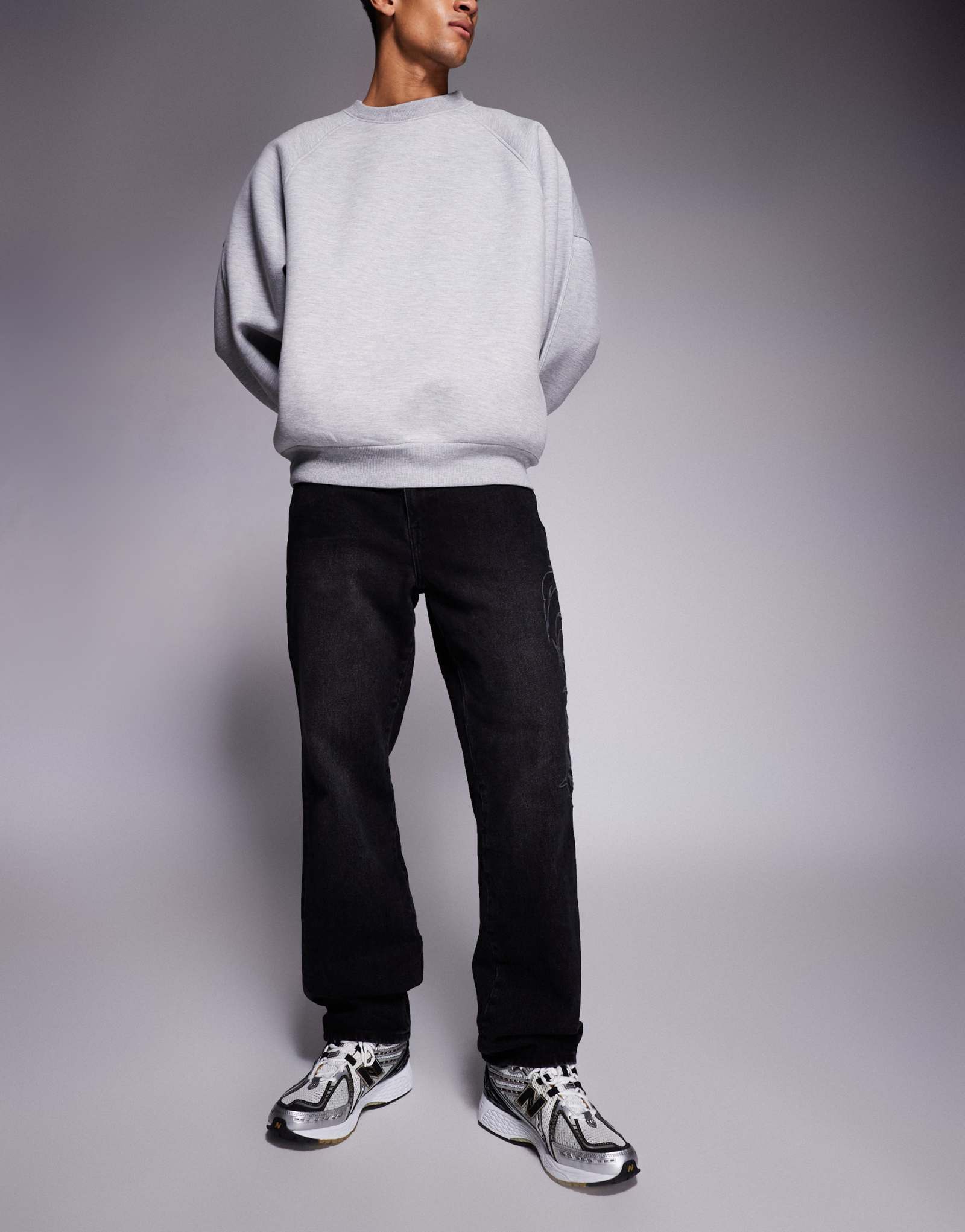 Выцветшие джинсы с готической вышивкой из магазина черного цвета