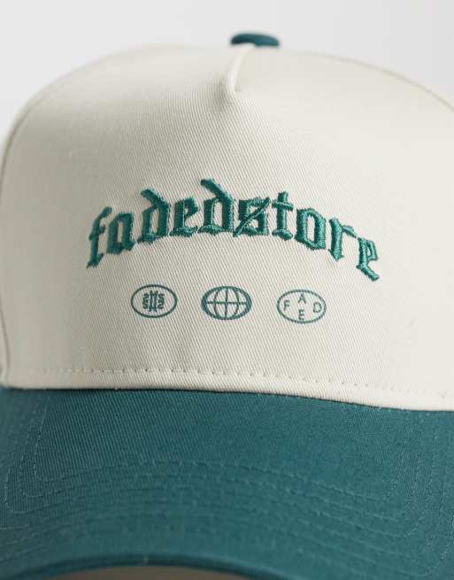 Faded Store - Hvid og multifarvet kasket med kontrasterende skygge og gotisk logo, 3 af 3