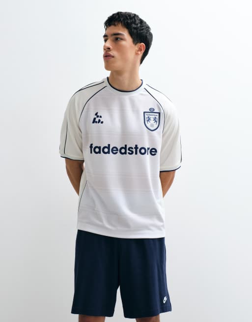 Faded Store – Kritvit fotbollströja med raglanärm och logga, 4 av 7