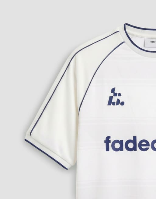 Faded Store – Kritvit fotbollströja med raglanärm och logga, 8 av 9