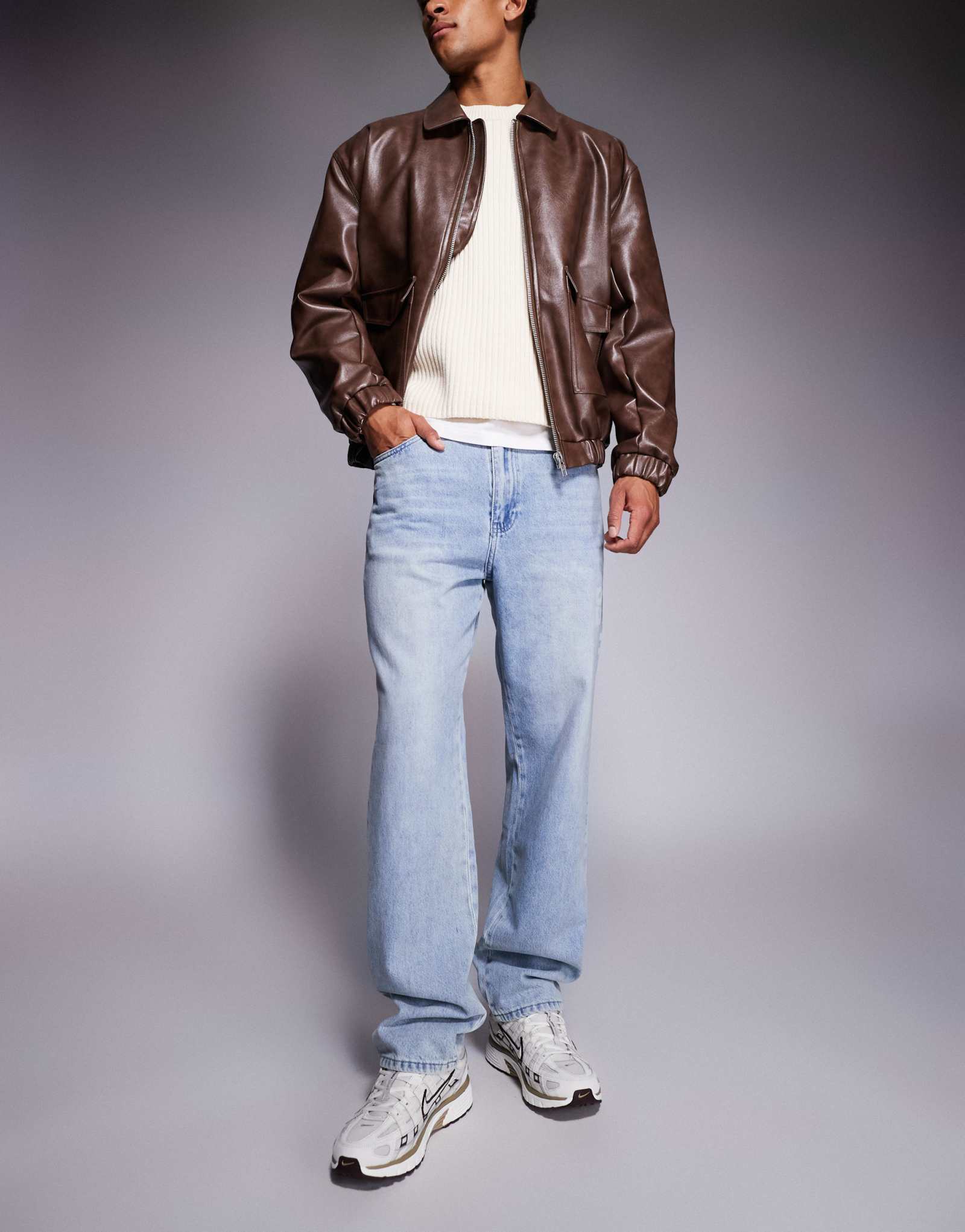 Синие джинсы с выцветшей магазинной монограммой