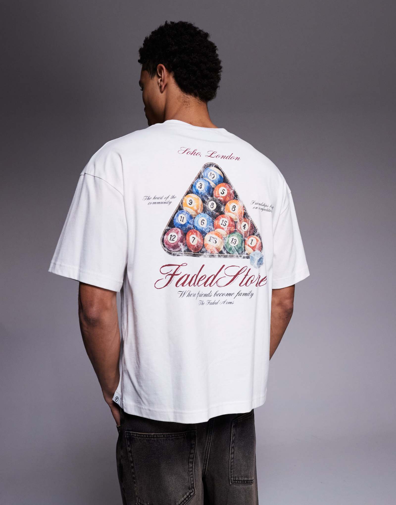 Выцветшая футболка с принтом на спине для бильярдного стола в магазине белого цвета