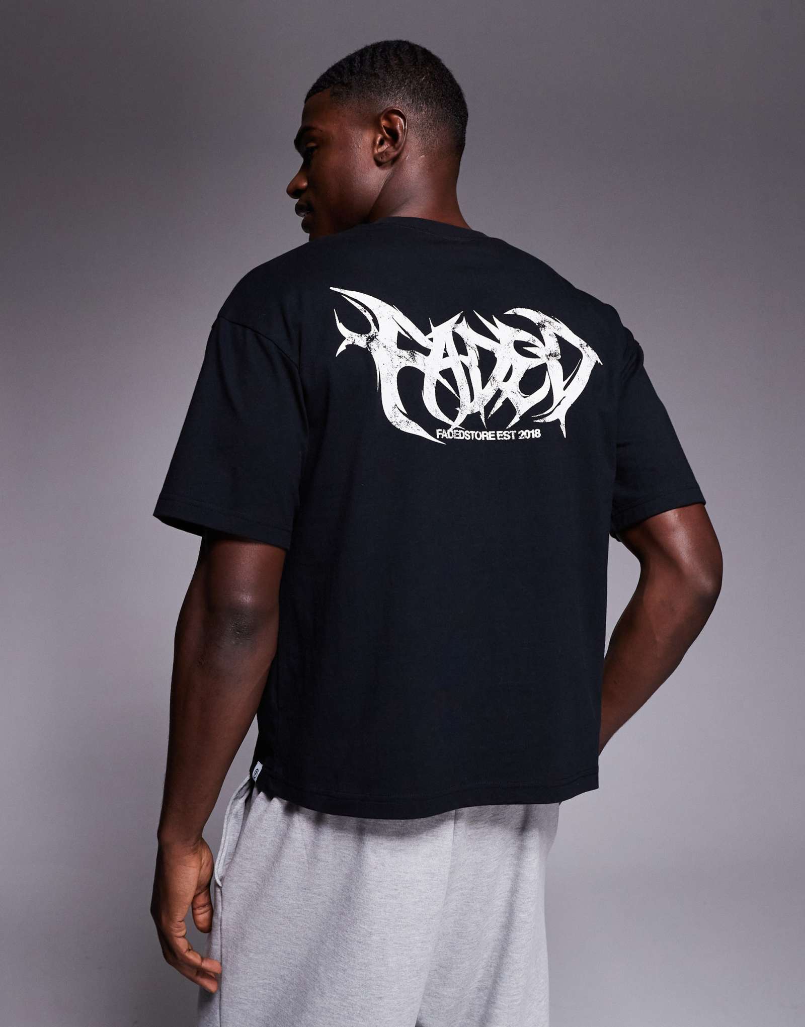 Укороченная футболка черного цвета с принтом 