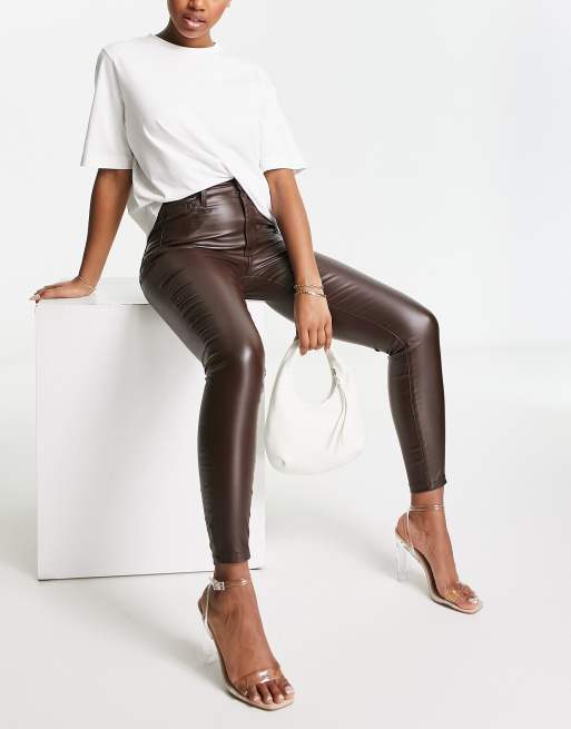 Fae - Skinny broek met leerlook coating en hoge taille in chocoladebruin