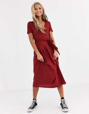 фото Красное плиссированное платье миди с ремнем asos design-красный