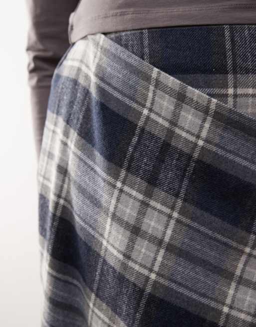 Falda a cuadros monocromáticos estilo kilt de tejido cepillado de COLLUSION Plus, 5 de 5