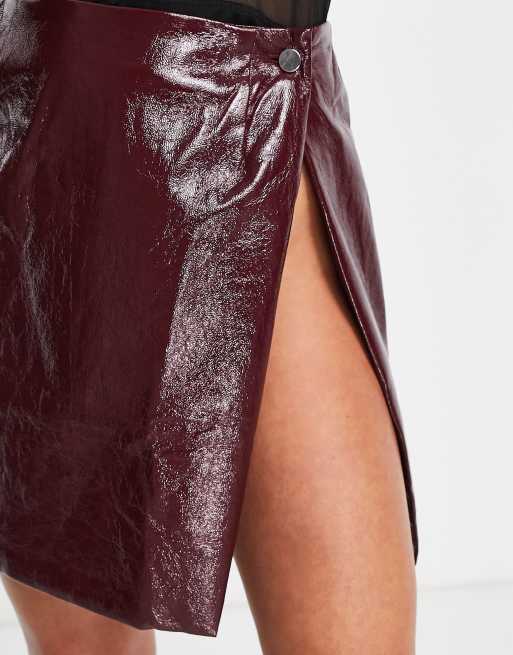 Falda burdeos con abertura lateral de vinilo de Missguided, 3 de 4