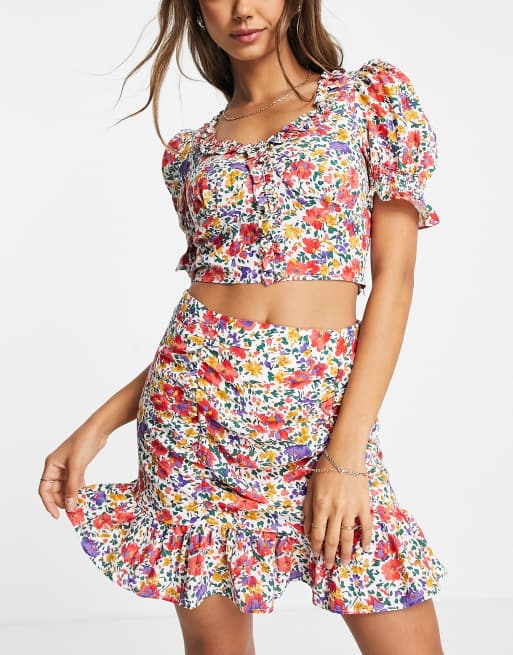 Falda con estampado floral rojo y sobrefalda en el bajo de Urban Revivo (parte de un conjunto) 