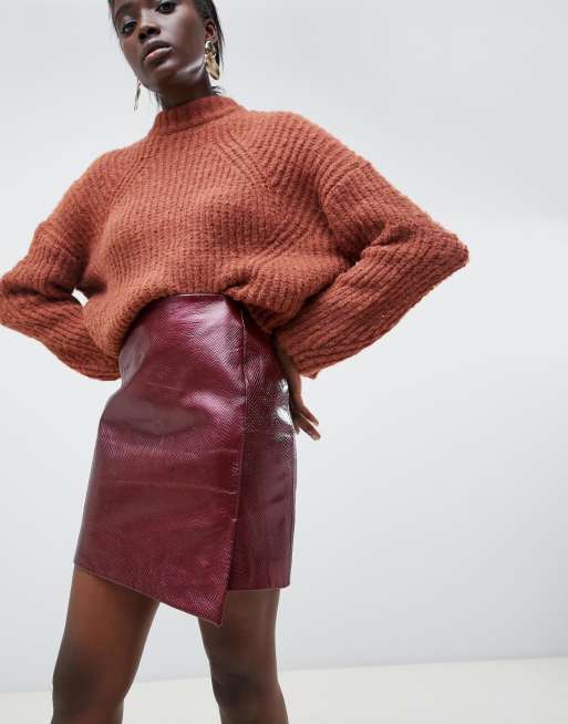 Falda cruzada de cuero rojo con estampado de serpiente de Selected Femme, 3 de 4
