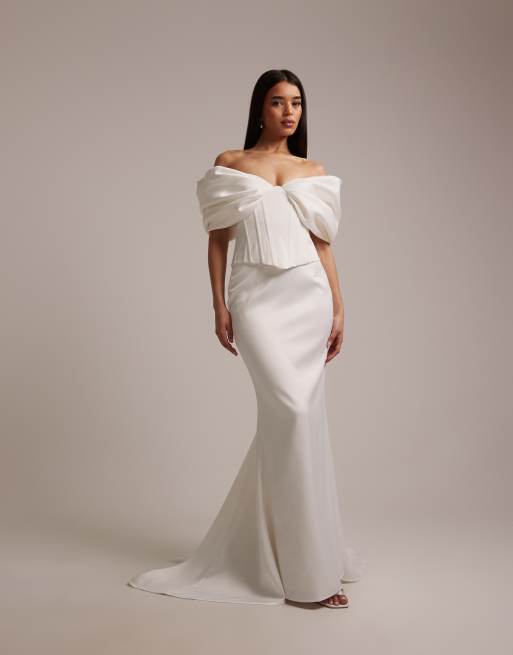 Conjunto de novia blanco de falda larga y top corsetero estructurado con escote Bardot de satén grueso Vivienne de Wanderdoll, 3 de 3