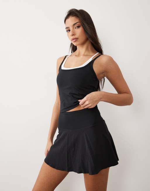 4505 - Conjunto deportivo negro y blanco para tenis de falda vaporosa y top de tirantes con diseño de doble capa, 2 de 3
