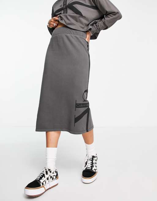 Falda gris con monograma y franja de Calvin Klein Jeans (parte de un conjunto) 