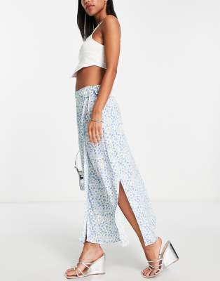 Falda larga azul cruzada con estampado floral de Envii