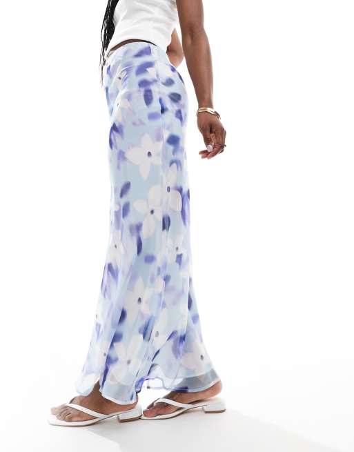 Falda larga azul de corte al bies con estampado floral de chifón de ASOS DESIGN, 4 de 5