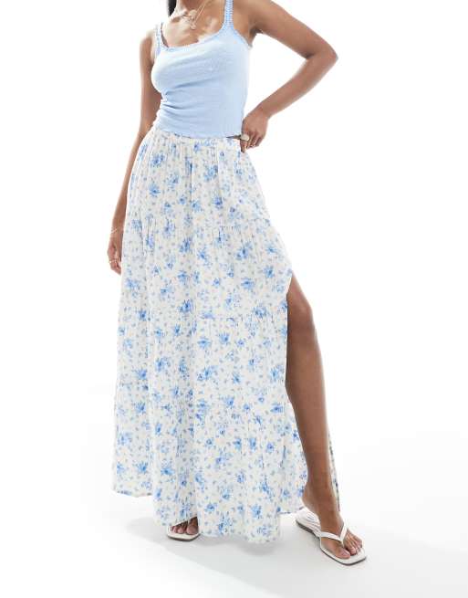 Falda larga azul escalonada con estampado floral y abertura lateral de Miss Selfridge, 4 de 5