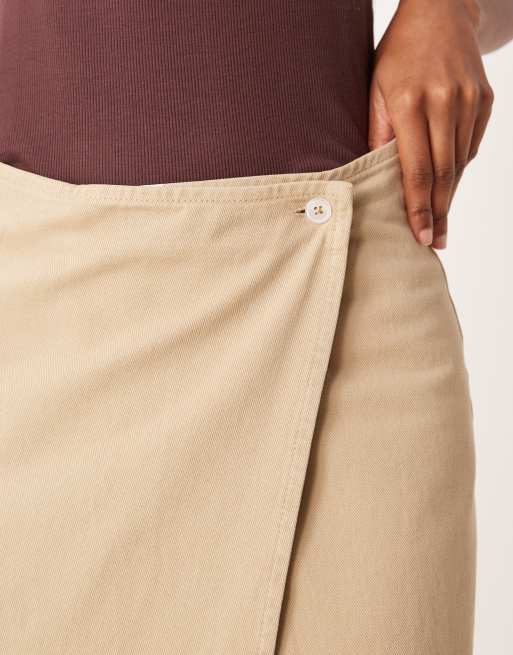 Falda larga beis de corte recto con parte delantera cruzada de ASOS DESIGN, 2 de 5
