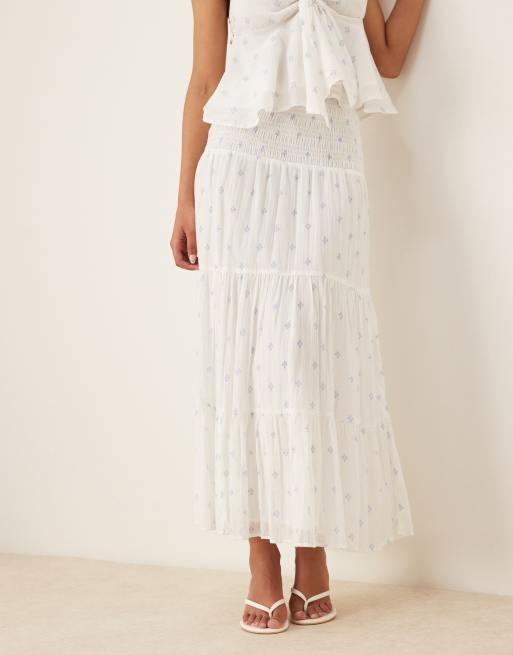 Falda larga blanca escalonada con estampado de cachemir de Gina Tricot, 5 de 5