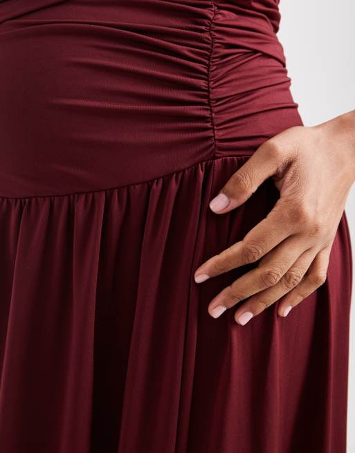 Falda larga burdeos con cintura baja fruncida de ASOS DESIGN Maternity (parte de un conjunto), 3 de 5