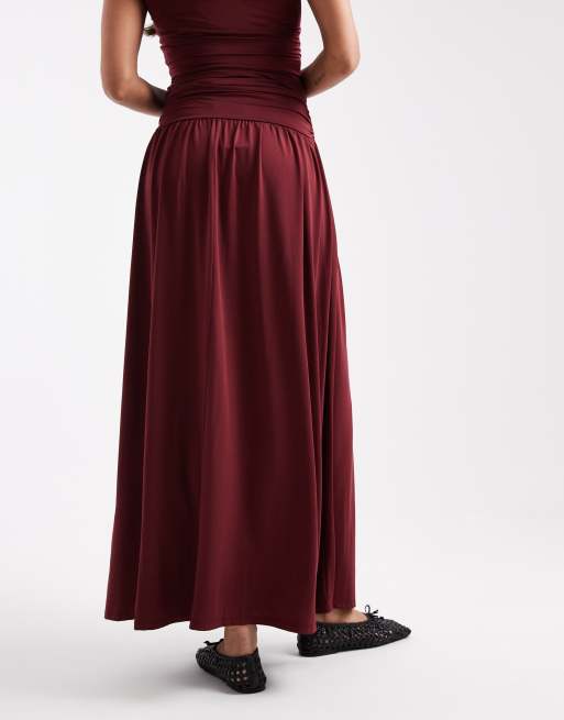 Falda larga burdeos con cintura baja fruncida de ASOS DESIGN Maternity (parte de un conjunto), 4 de 5