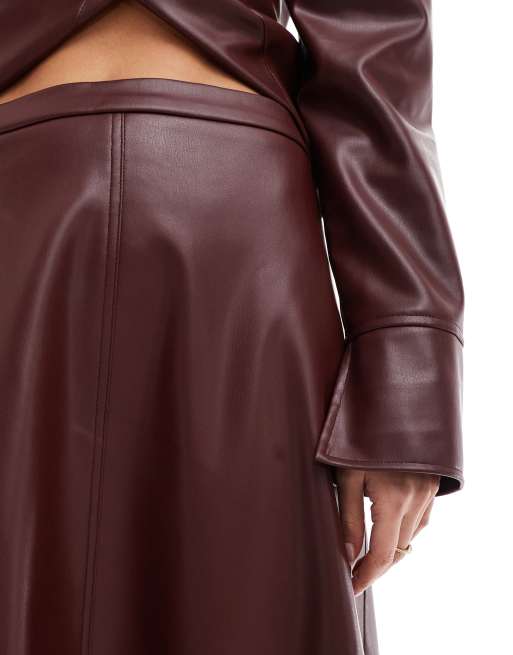 Falda larga burdeos de corte circular de cuero sintético de ASOS DESIGN, 4 de 5