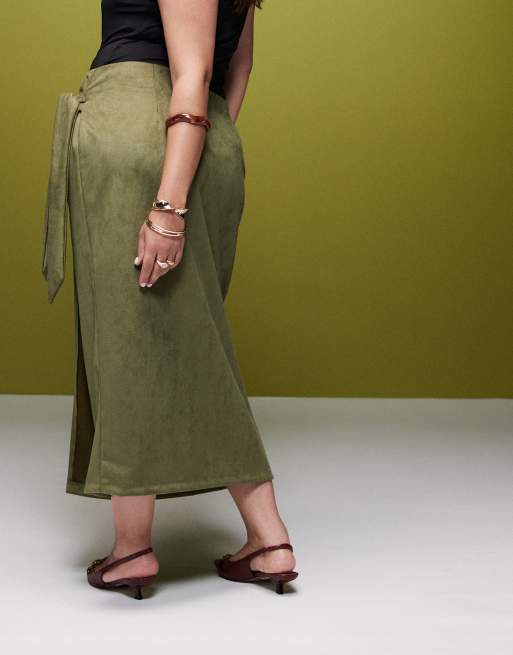 Falda larga caqui cruzada con detalle de lazada de antelina de ASOS DESIGN Curve, 4 de 5