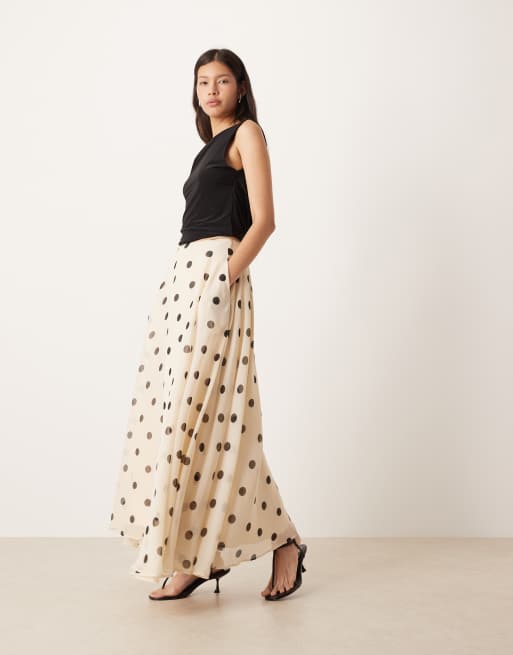 Falda larga color crema de corte circular con estampado de lunares de chifón de ASOS DESIGN