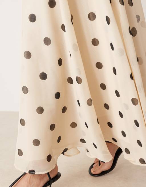 Falda larga color crema de corte circular con estampado de lunares de chifón de ASOS DESIGN