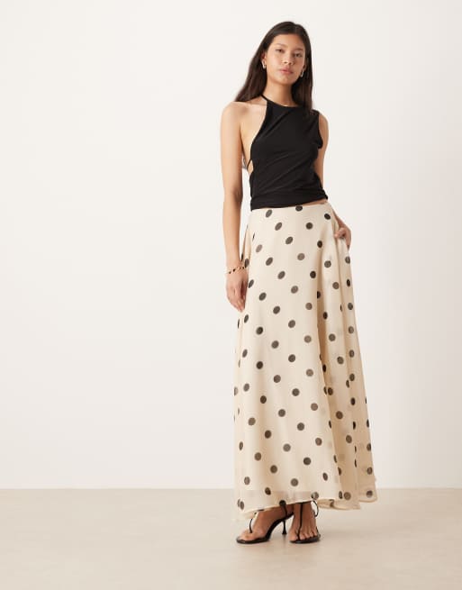 Falda larga color crema de corte circular con estampado de lunares de chifón de ASOS DESIGN