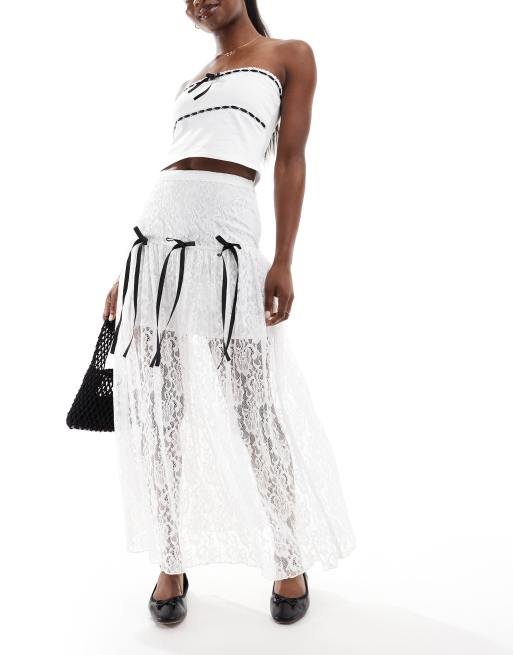 Falda larga color marfil escalonada de encaje con detalle de lazos de Miss Selfridge
