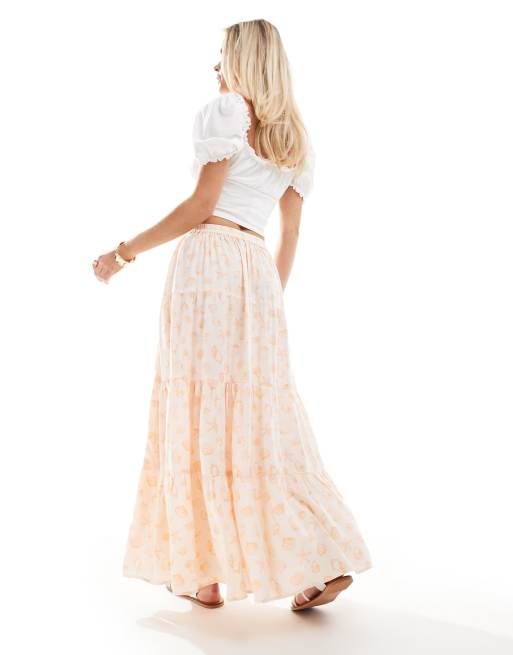 Falda larga escalonada con detalle de botones y estampado de conchas de Miss Selfridge Petite, 2 de 5