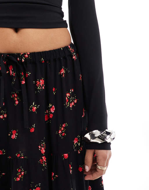 Falda larga escalonada con estampado floral de Miss Selfridge ASOS