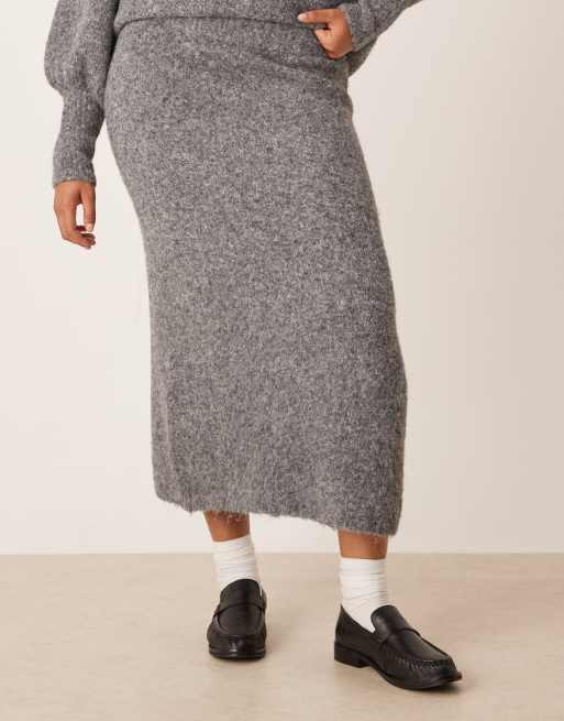 Falda larga gris carbón de punto mullido de ASOS DESIGN Curve (parte de un conjunto), 2 de 5