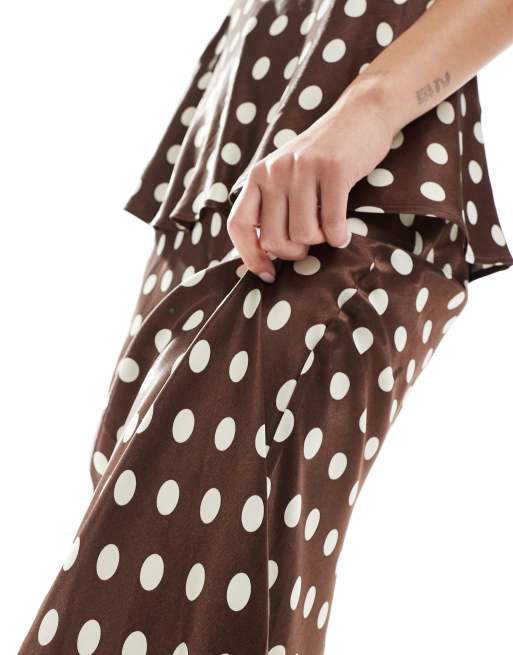 Falda larga marrón chocolate de corte al bies con estampado de lunares de satén de ASOS DESIGN (parte de un conjunto), 2 de 5