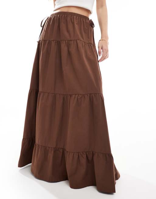 Falda larga marrón chocolate escalonada con detalle de lazadas de popelina de ASOS DESIGN, 2 de 5