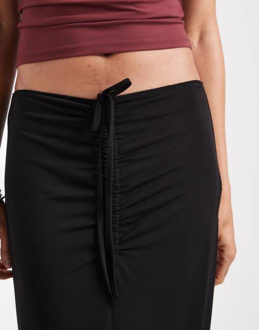 Falda larga negra ceñida con fruncido en la parte delantera de Vero Moda Tall, 2 de 5
