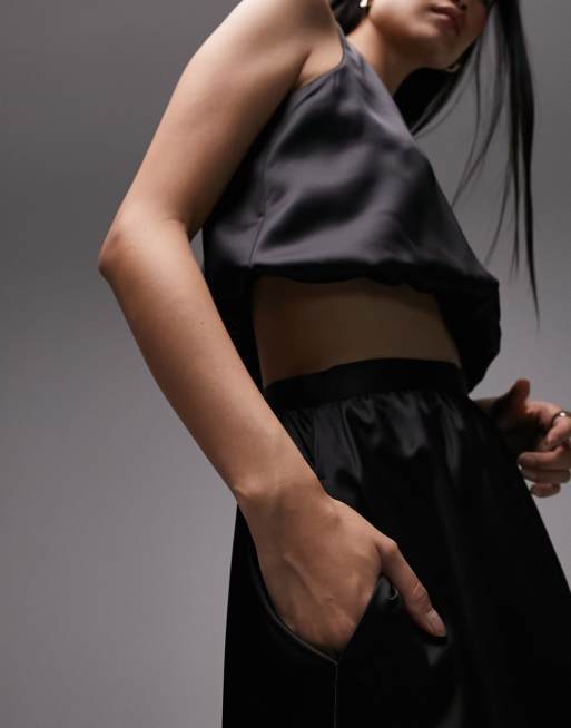 Falda larga negra con diseño abullonado de satén de Topshop (parte de un conjunto), 3 de 4