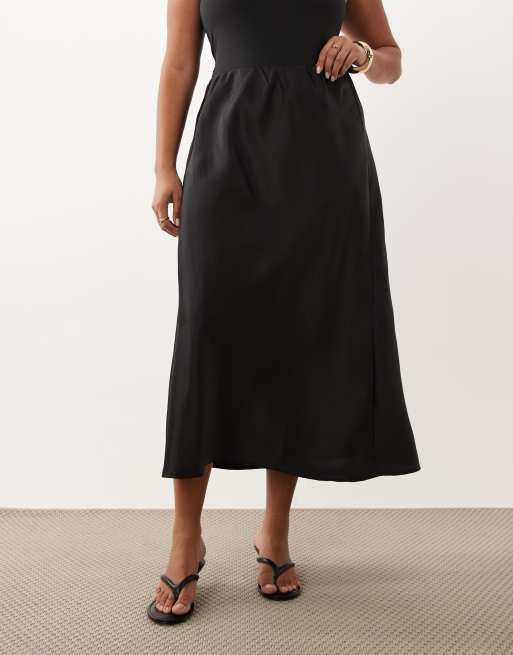 Falda larga negra de corte al bies de satén de ASOS DESIGN Curve, 4 de 5
