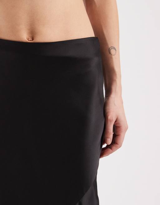 Falda larga negra de corte sirena con bajo de encaje de ASOS DESIGN Petite, 4 de 5