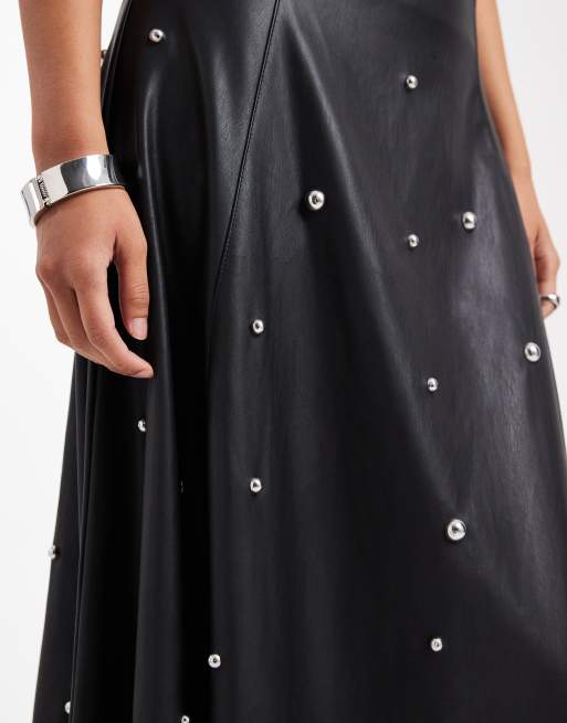 Falda larga negra de cuero sintético con tachuelas de Miss Selfridge, 4 de 5