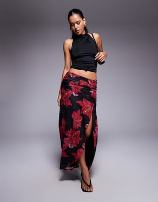 Falda larga negra y roja con estampado floral, abertura hasta el muslo y lateral fruncido de malla Coleson de Princess Polly - view 1