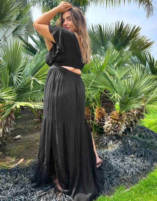 Falda larga playera en negro con diseño escalonado y efecto arrugado de ASOS DESIGN Curve, 2 de 4