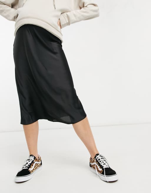 Falda lencera midi negra cortada al bies de satén de ASOS DESIGN Maternity, 4 de 4