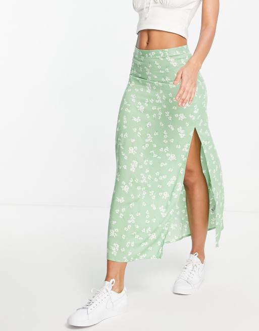 Falda lencera midi verde salvia con estampado de florecitas y abertura hasta el muslo de ASOS DESIGN
