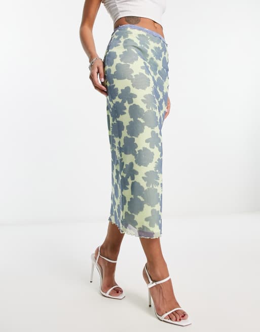 Falda lencera verde con estampado floral azul y ribete de encaje de malla de Glamorous