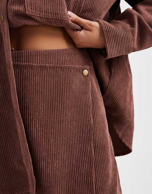 Falda marrón con diseño cruzado de pana de ASOS DESIGN (parte de un conjunto), 2 de 5