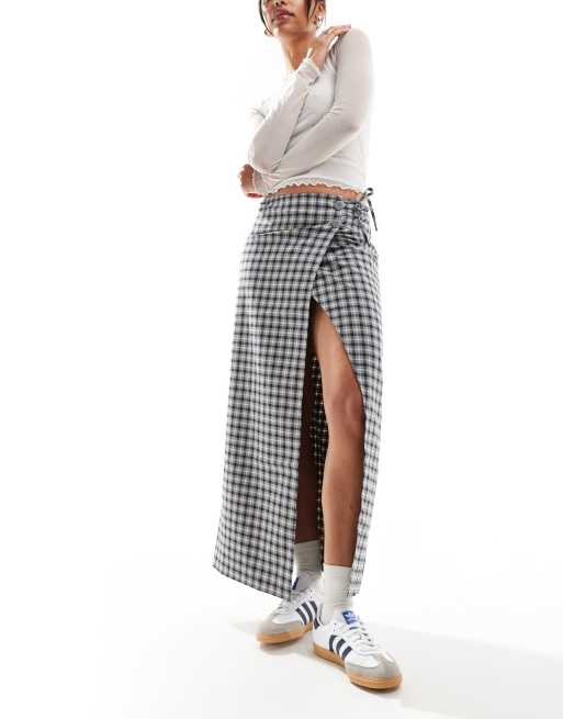 Falda midi a cuadros grises cruzada de Monki, 5 de 5