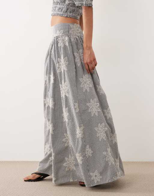 Falda midi a cuadros vichy negros de corte amplio con bordado floral de YAS (parte de un conjunto), 2 de 5