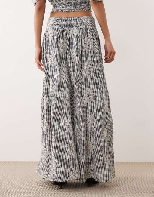 Falda midi a cuadros vichy negros de corte amplio con bordado floral de YAS (parte de un conjunto), 3 de 5